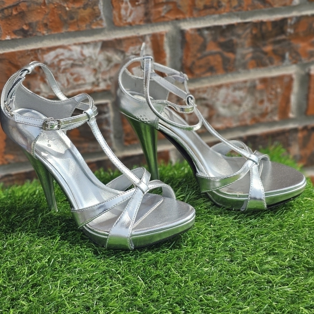 Qupid Silver Strappy Open Toe Heels, Women's Size 7.5, ✨️NWOT ✨️